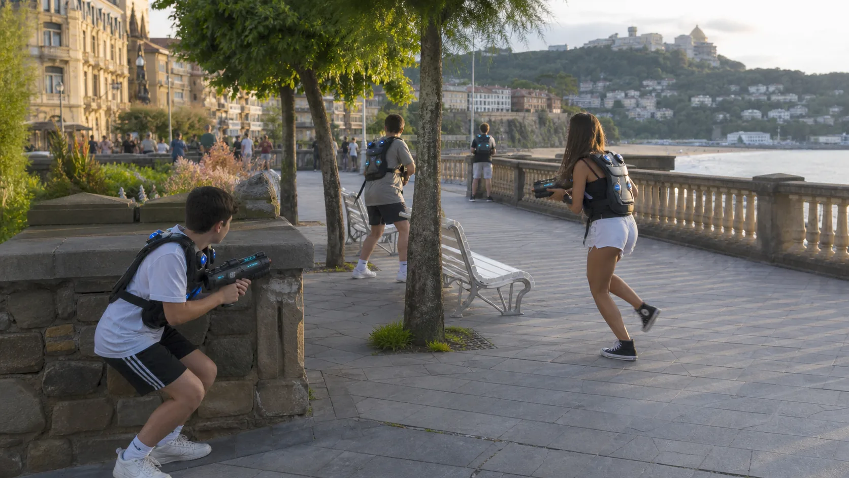 Adolescentes jugando laser tag movil en San Sebastian Donostia
