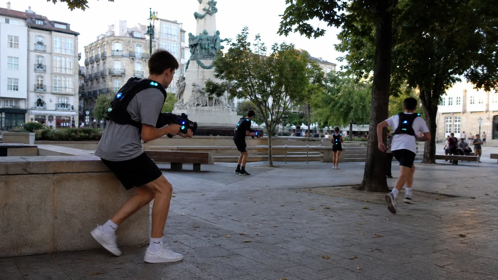 Adolescentes jugando laser tag movil en Vitoria-Gasteiz
